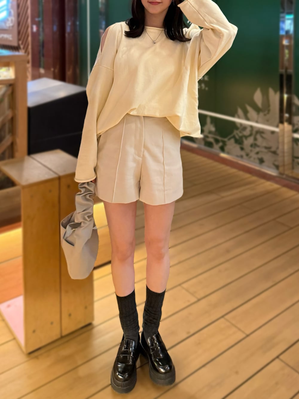 「秋コーデ、休日スタイル、秋服、お出かけコーデ、カジュアルスタイル、パンツスタイル、着回しコーデ、プチプラコーデ、シンプルスタイル、淡色コーデ、きれいめカジュアル、ラクチンコーデ」｜「mysticの【サイズ展開あり】NEWﾋﾟﾝﾀｯｸｼｮｰﾄﾊﾟﾝﾂ（その他パンツ、ホワイト系）」を使った、ぽんさん（骨格ナチュラル・レディース・161cm）の秋コーディネートの2枚目の写真
