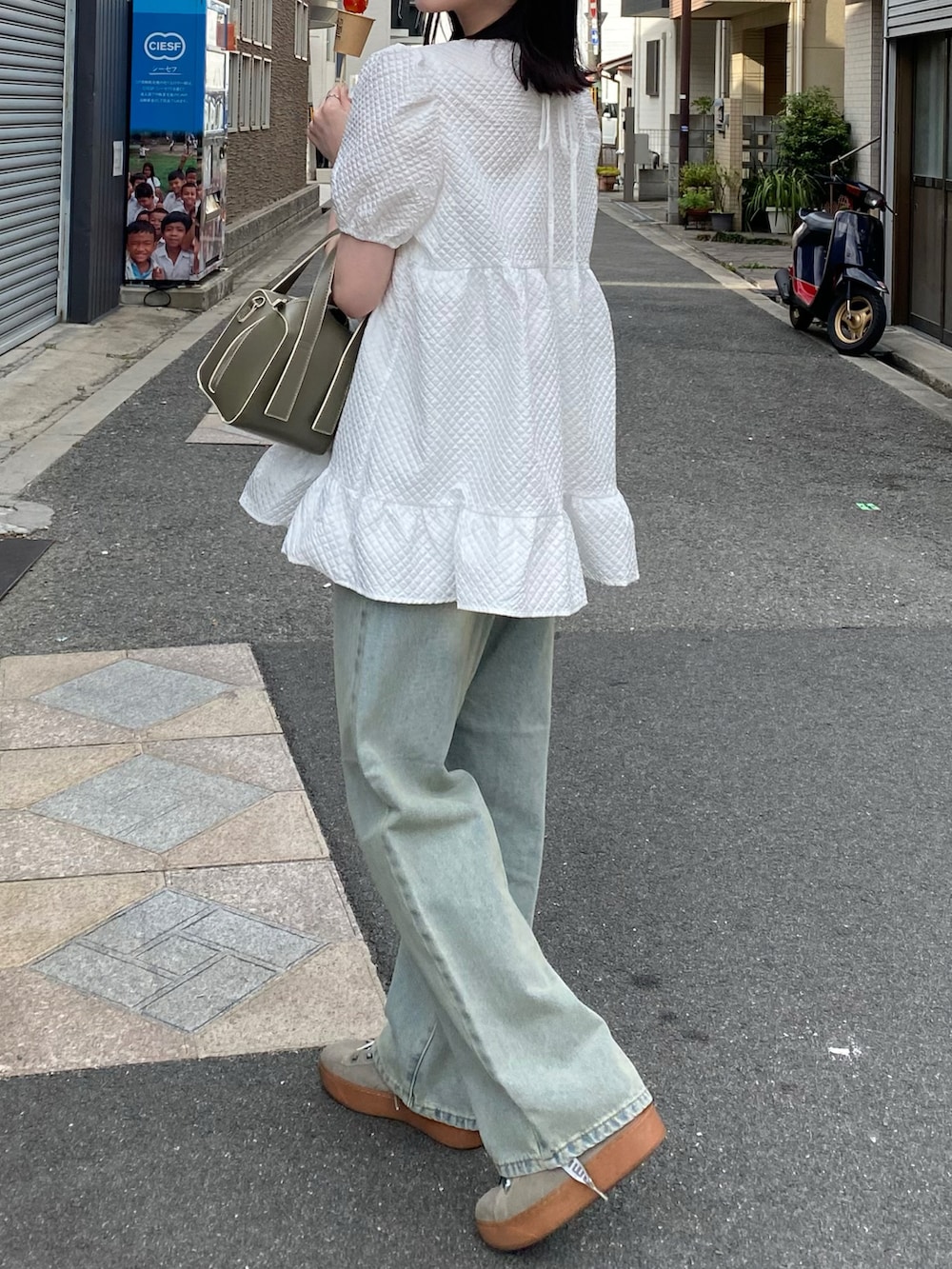 デニム素材のワイドパンツを使ったおしゃれな春のレディース