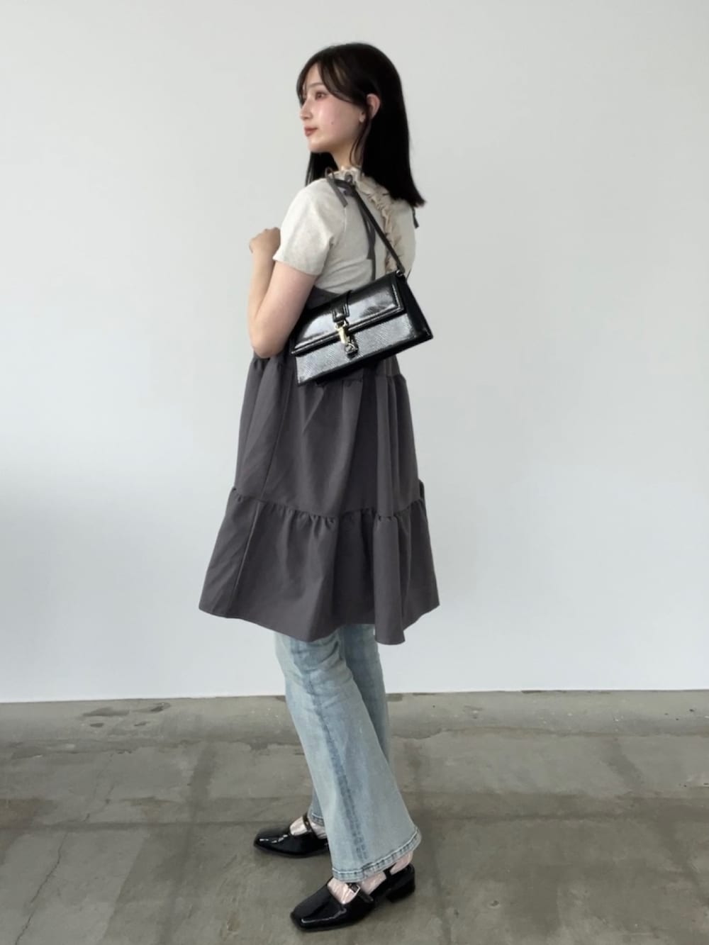 ブルー系のデニムパンツ、グレー系のワンピースを着用したレディースの夏コーディネートの3枚目の写真