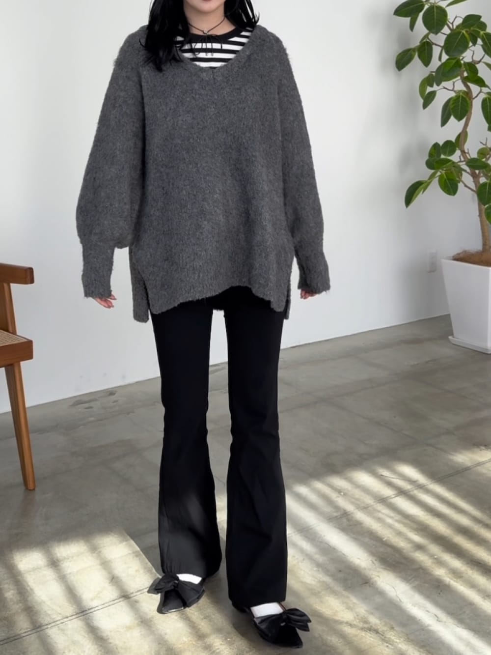 ブラック系のその他パンツ、ブラック系のパンプス、グレー系のニット/セーターを着用したレディースの冬コーディネートの3枚目の写真