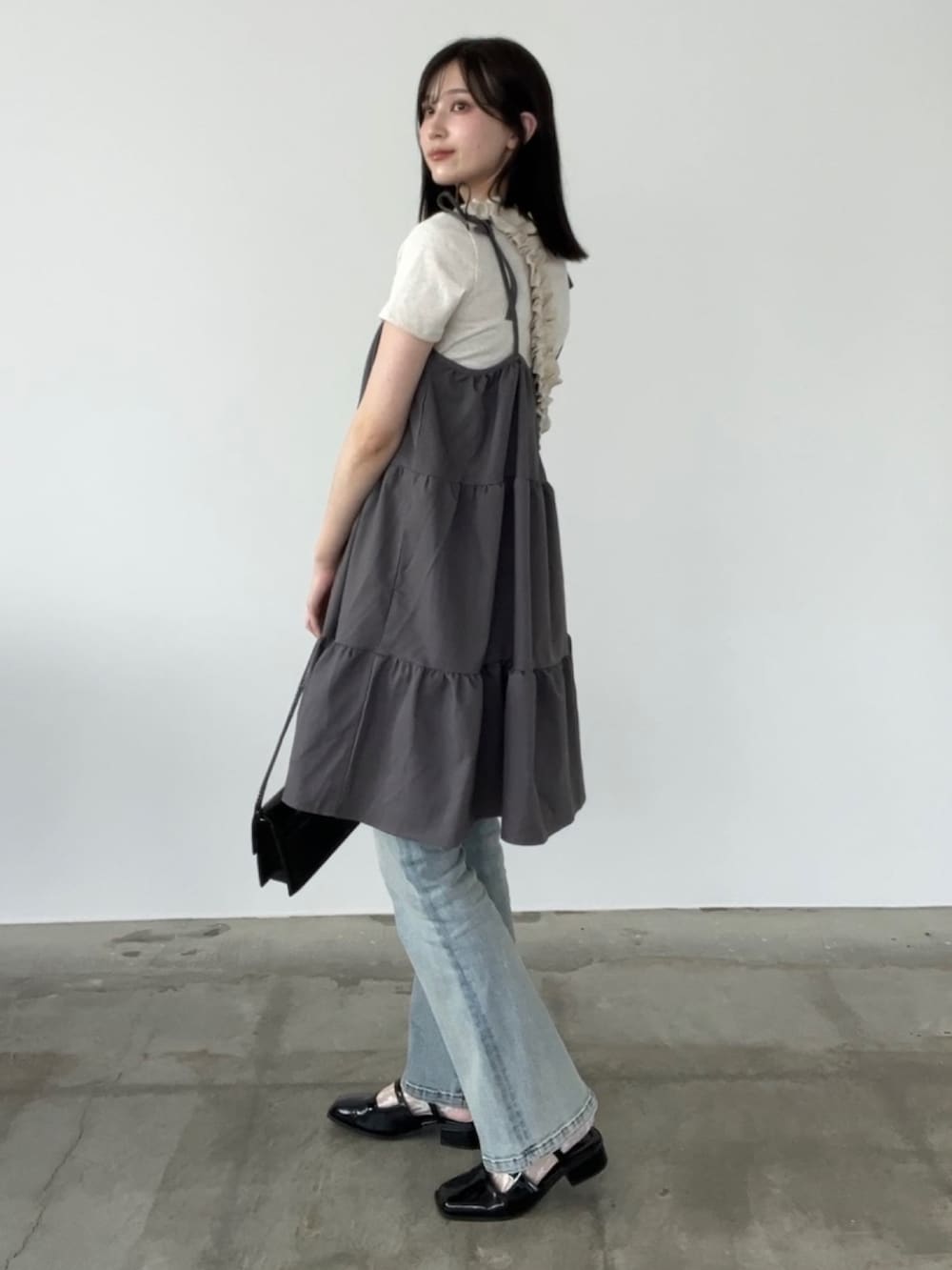 ブルー系のデニムパンツ、グレー系のワンピースを着用したレディースの夏コーディネートの4枚目の写真