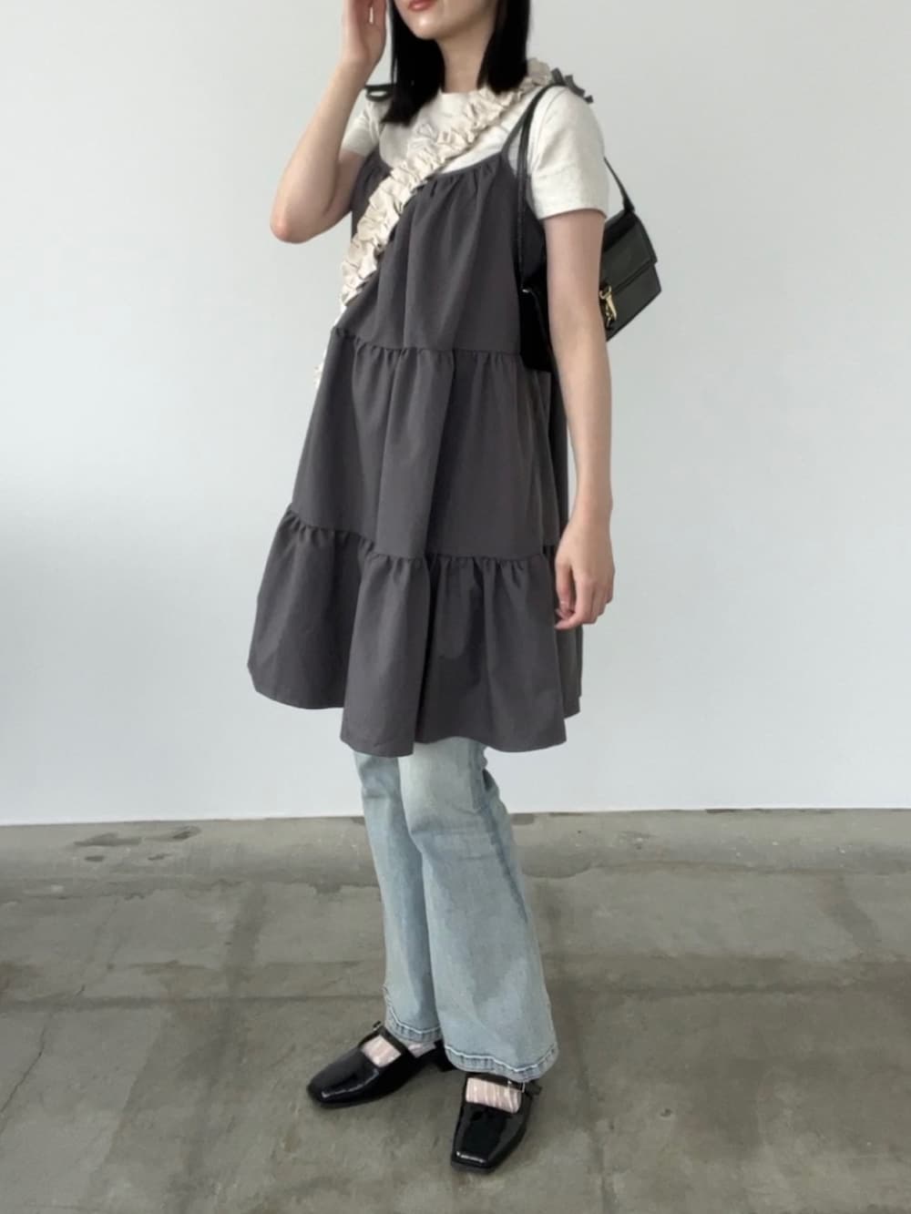 ブルー系のデニムパンツ、グレー系のワンピースを着用したレディースの夏コーディネートの5枚目の写真