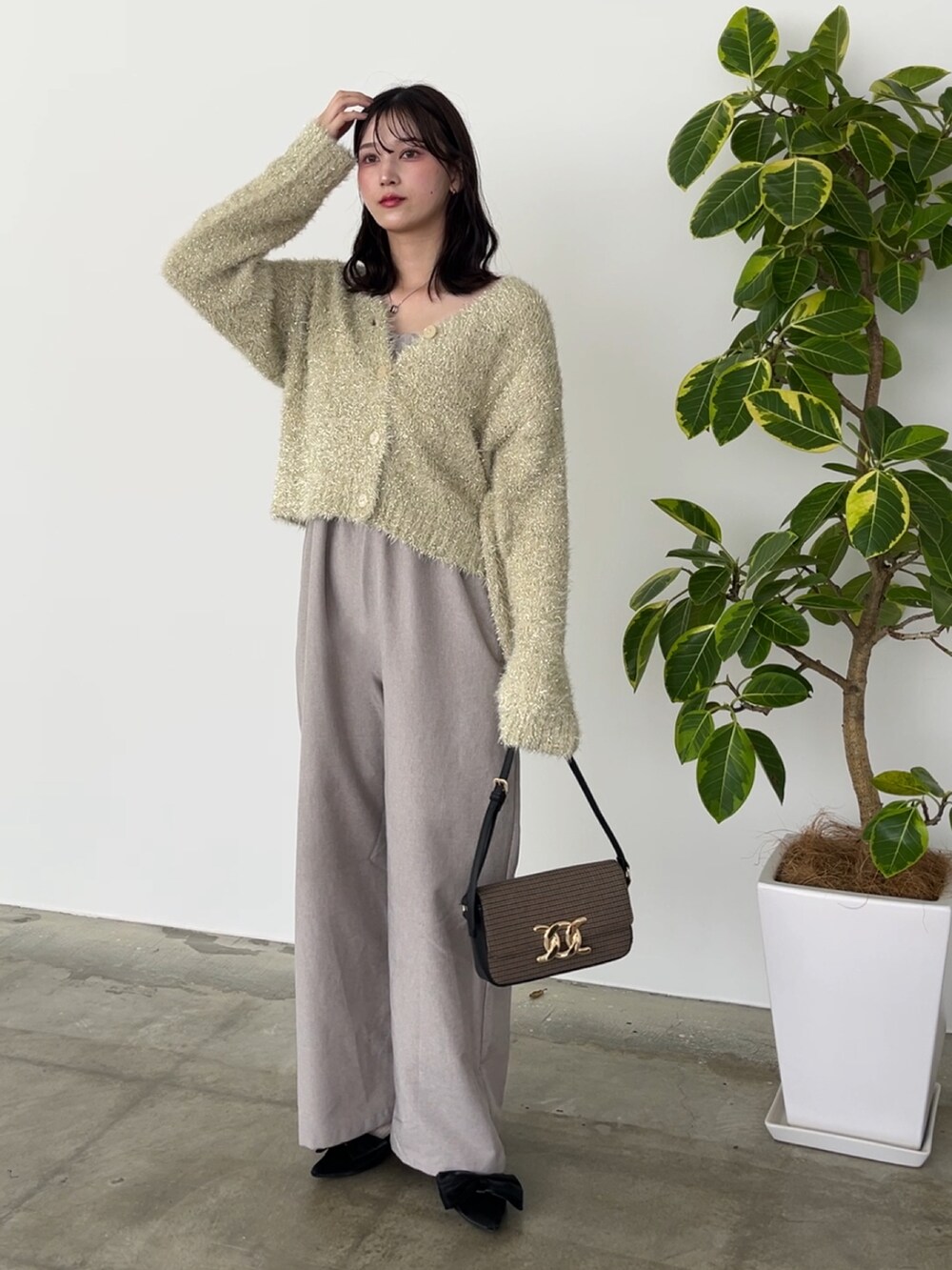 ベージュ系のサロペット/オーバーオール、ブラック系のパンプス、ベージュ系のカーディガン/ボレロを着用したレディースの秋コーディネートの2枚目の写真