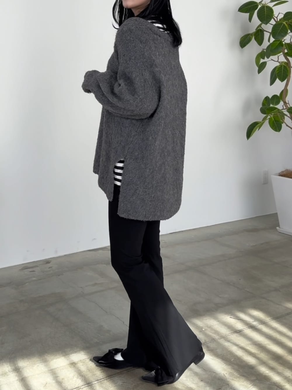 ブラック系のその他パンツ、ブラック系のパンプス、グレー系のニット/セーターを着用したレディースの冬コーディネートの2枚目の写真