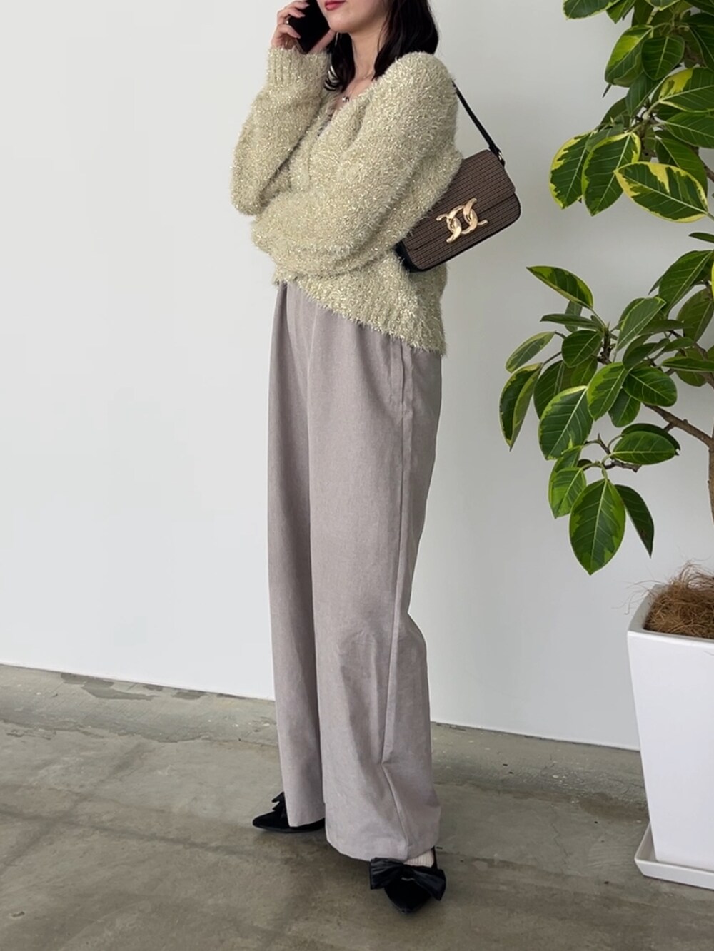 ベージュ系のサロペット/オーバーオール、ブラック系のパンプス、ベージュ系のカーディガン/ボレロを着用したレディースの秋コーディネートの3枚目の写真