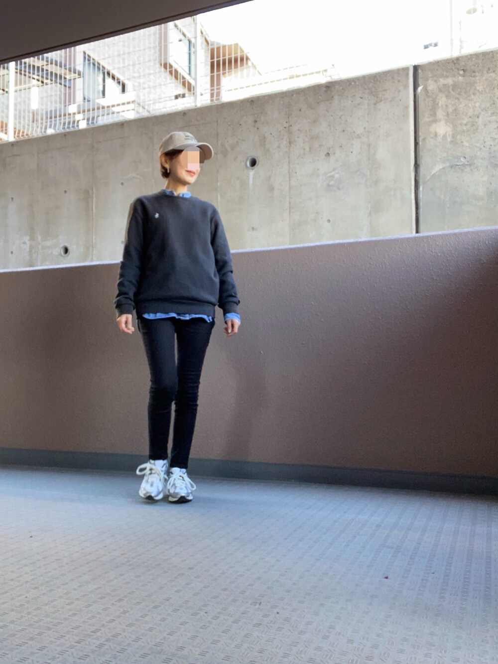 シルバー系のスニーカー、グレー系のジャケット/アウター、グレー系のショルダーバッグを着用したレディースの冬コーディネートの2枚目の写真