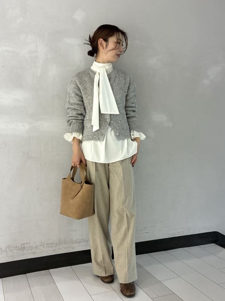 ベージュ系のその他パンツ、ベージュ系のカーディガン/ボレロ、ホワイト系のシャツ/ブラウスを着用したレディースの冬コーディネートの4枚目の写真