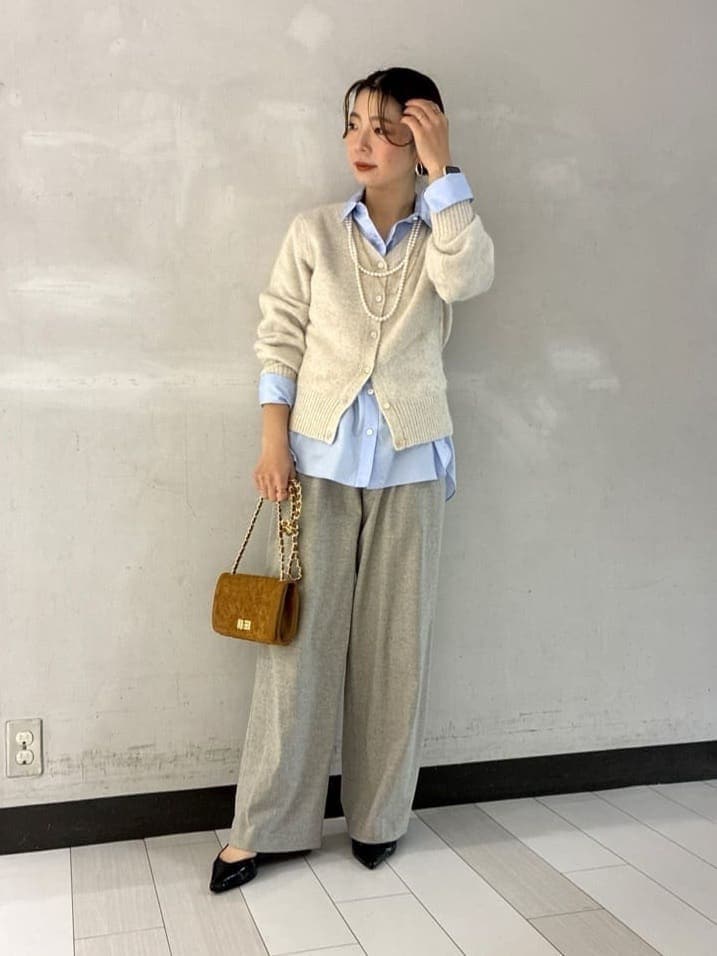 ベージュ系のカーディガン/ボレロ、ブルー系のシャツ/ブラウス、ベージュ系のその他パンツを着用したレディースの冬コーディネートの4枚目の写真