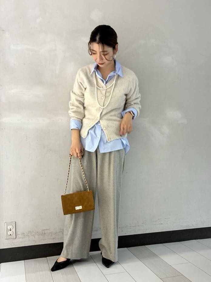 ベージュ系のカーディガン/ボレロ、ブルー系のシャツ/ブラウス、ベージュ系のその他パンツを着用したレディースの冬コーディネートの7枚目の写真