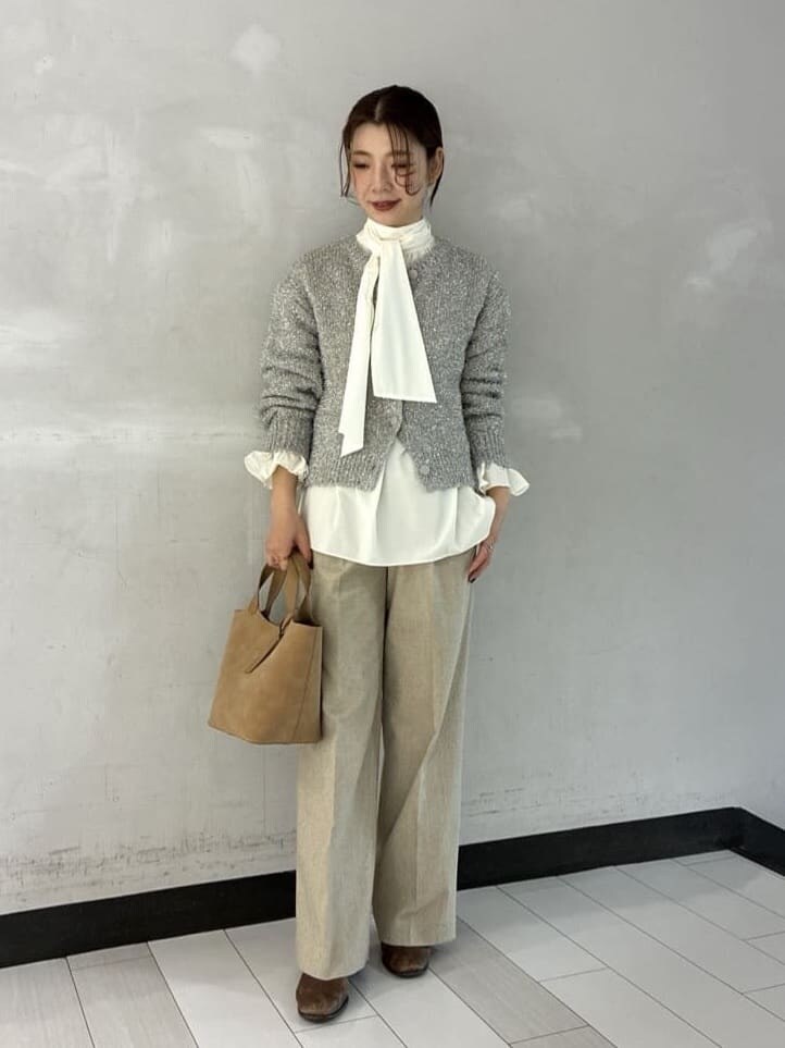 ベージュ系のその他パンツ、ベージュ系のカーディガン/ボレロ、ホワイト系のシャツ/ブラウスを着用したレディースの冬コーディネートの3枚目の写真