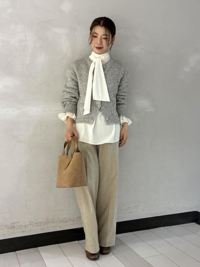 ベージュ系のその他パンツ、ベージュ系のカーディガン/ボレロ、ホワイト系のシャツ/ブラウスを着用したレディースの冬コーディネートの2枚目の写真