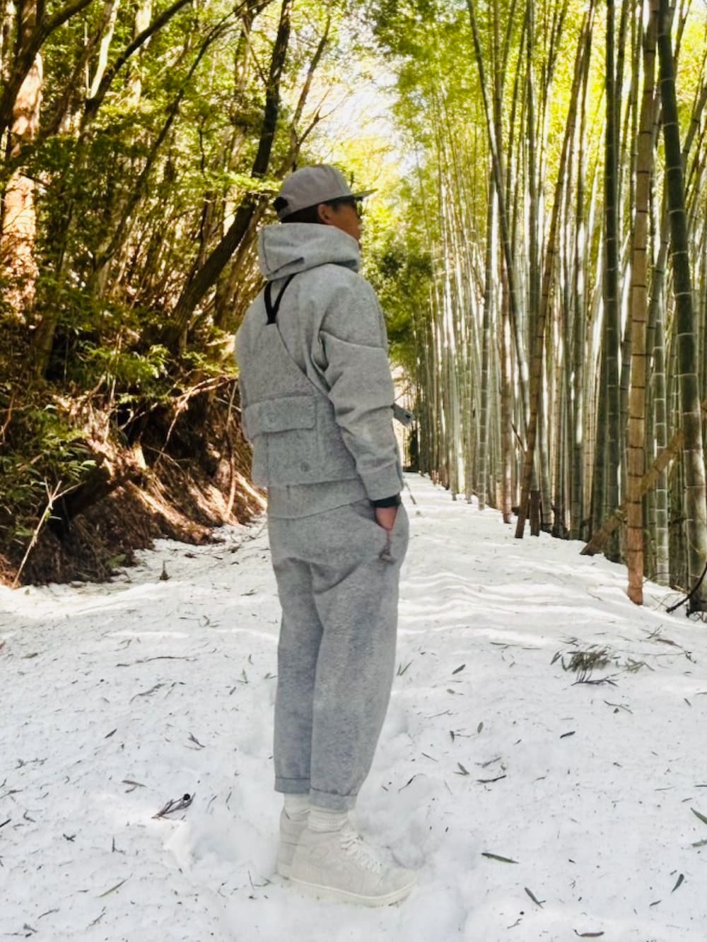 「おしゃれさんと繋がりたい、NIKE」｜「NIKEのアイテム（その他パンツ、グレー系）」を使った、kjboooyさん（メンズ・174cm）の春コーディネートの2枚目の写真