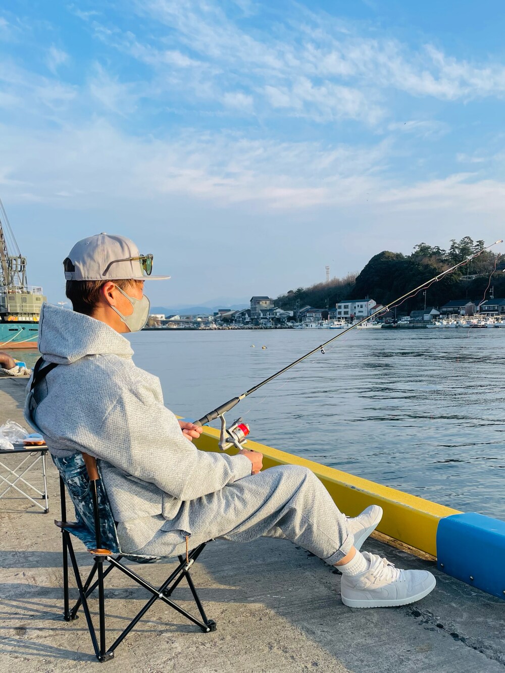 「おしゃれさんと繋がりたい、NIKE」｜「NIKEのアイテム（その他パンツ、グレー系）」を使った、kjboooyさん（メンズ・174cm）の春コーディネートの4枚目の写真