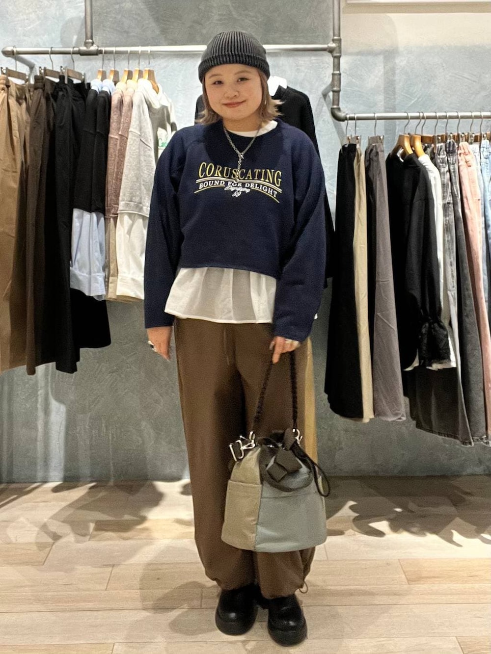 ブラック系のサンダル、ホワイト系のTシャツ/カットソー、ブラウン系のその他パンツを着用したレディースの冬コーディネートの5枚目の写真