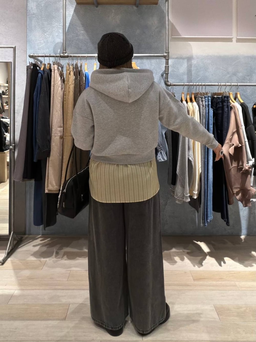 ブラック系のブーツ、グレー系のデニムパンツ、イエロー系のシャツ/ブラウスを着用したレディースの春コーディネートの3枚目の写真