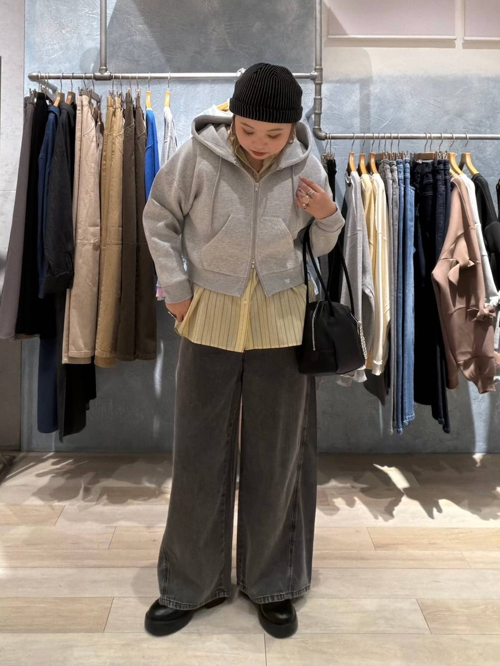 ブラック系のブーツ、グレー系のデニムパンツ、イエロー系のシャツ/ブラウスを着用したレディースの春コーディネートの4枚目の写真