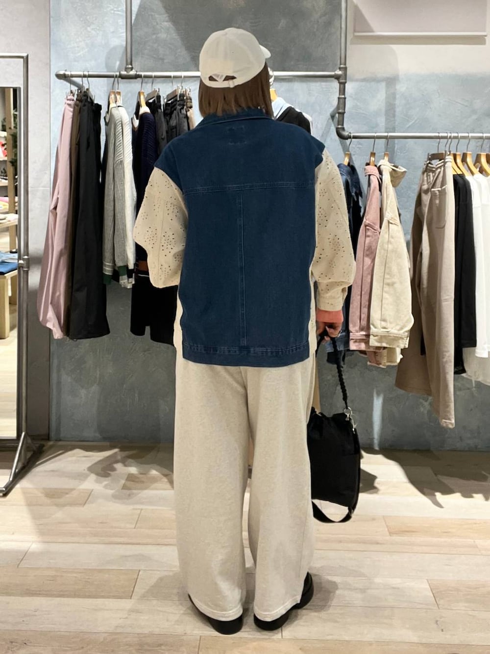 ブラック系のサンダル、ブラック系のショルダーバッグ、グレー系のスウェットパンツを着用したレディースの冬コーディネートの3枚目の写真