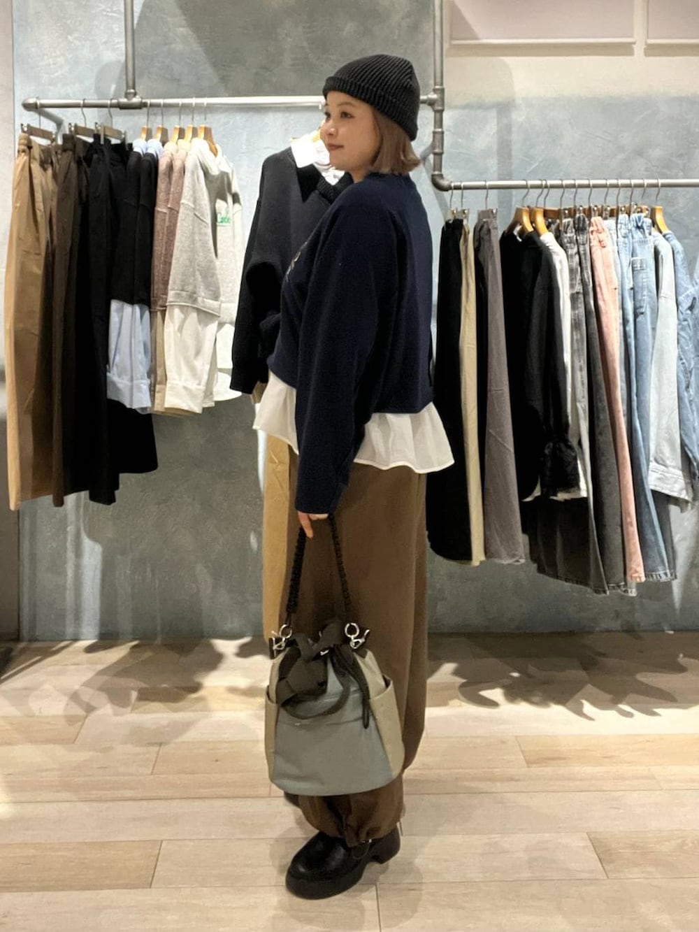 ブラック系のサンダル、ホワイト系のTシャツ/カットソー、ブラウン系のその他パンツを着用したレディースの冬コーディネートの3枚目の写真