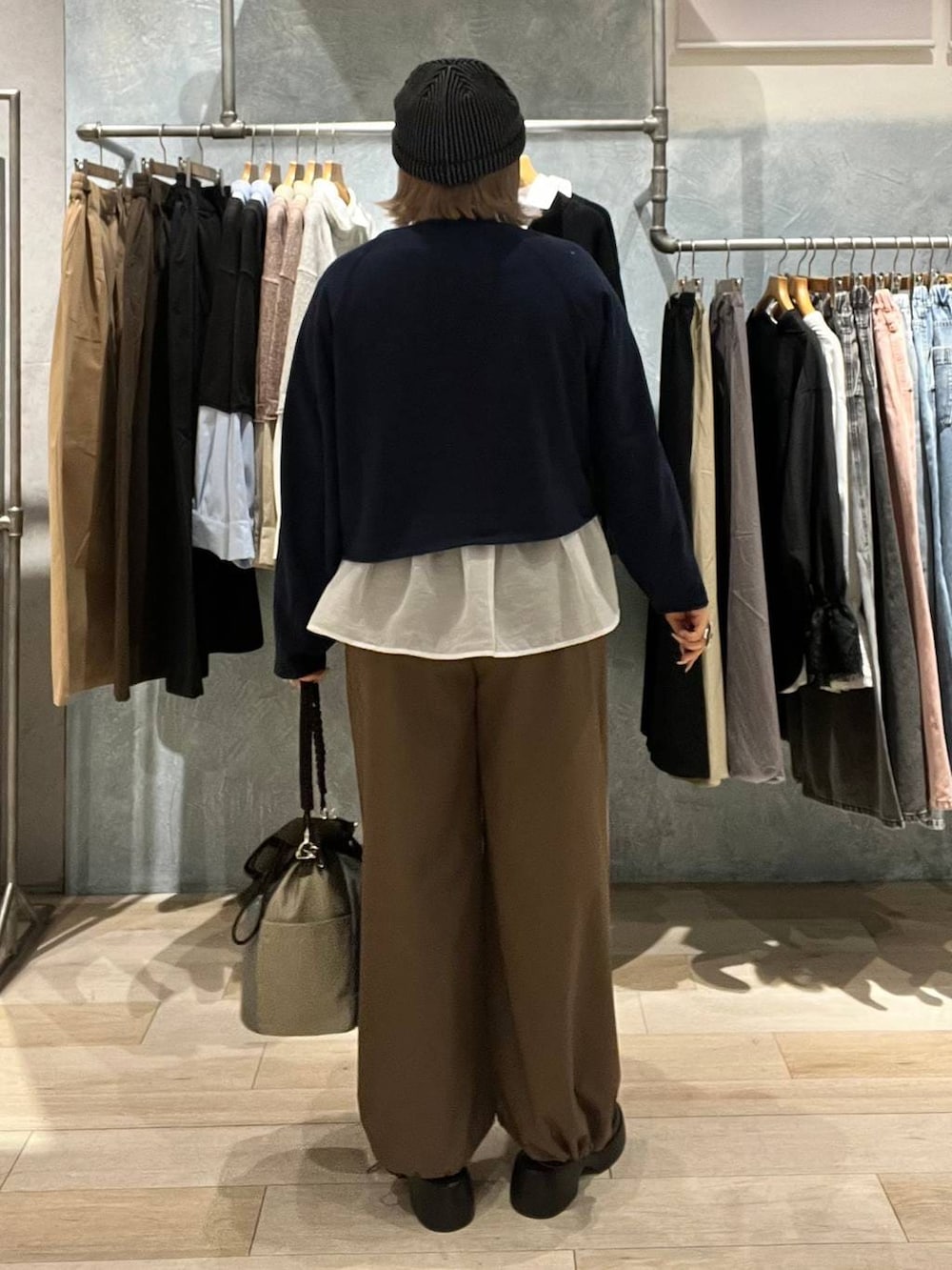 ブラック系のサンダル、ホワイト系のTシャツ/カットソー、ブラウン系のその他パンツを着用したレディースの冬コーディネートの4枚目の写真