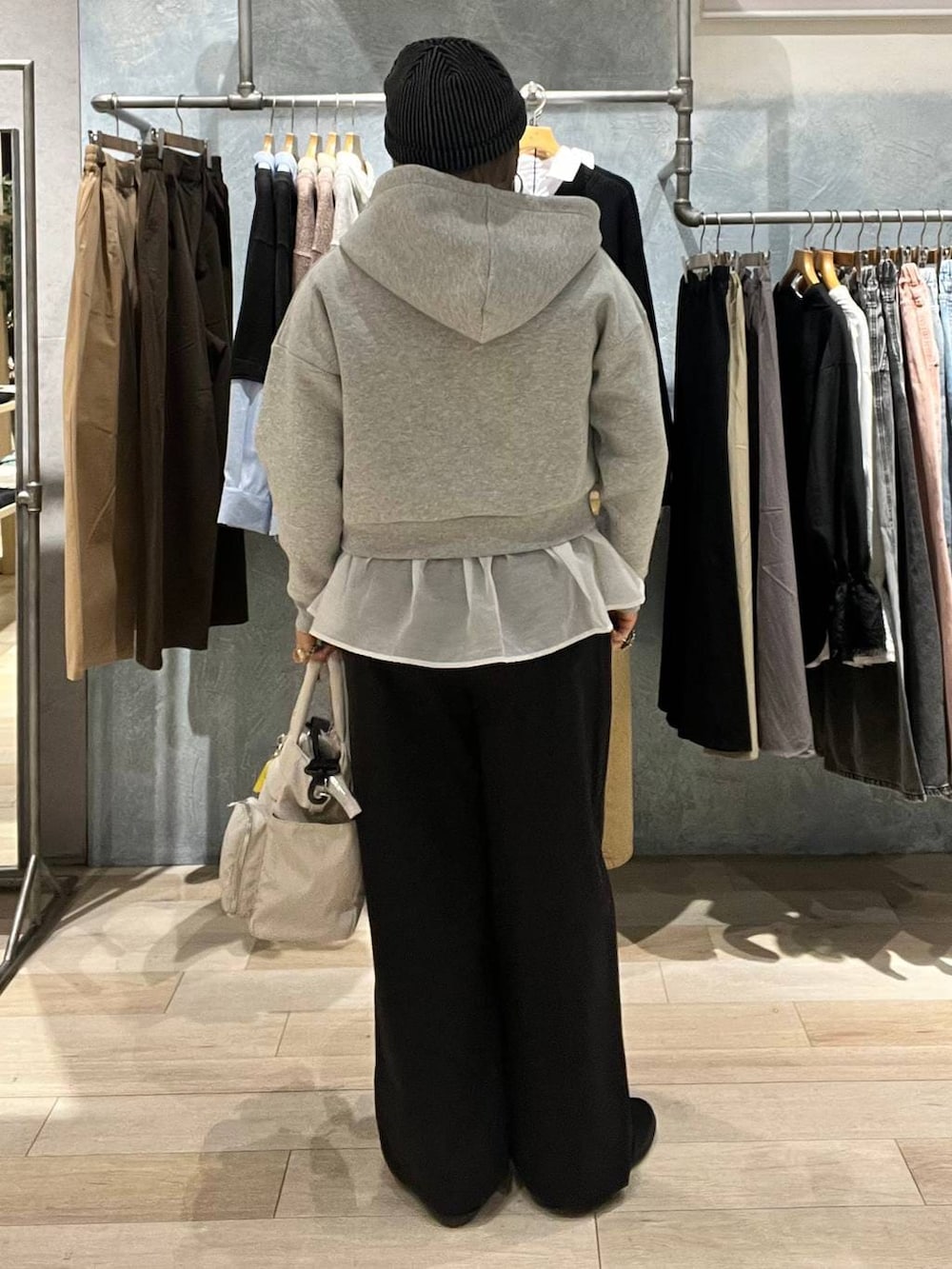 ホワイト系のTシャツ/カットソー、ホワイト系のトートバッグ、ブラック系のパンプスを着用したレディースの冬コーディネートの3枚目の写真