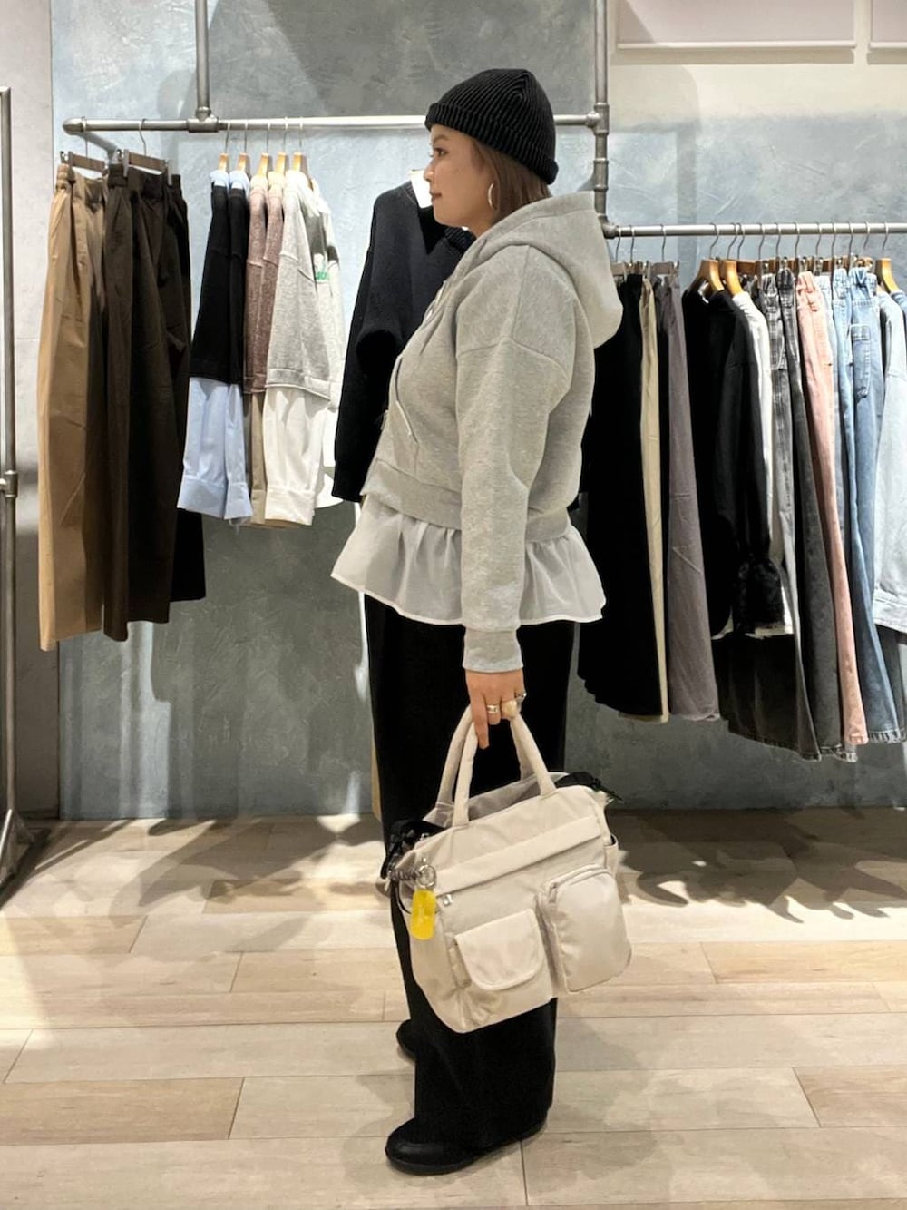 ホワイト系のTシャツ/カットソー、ホワイト系のトートバッグ、ブラック系のパンプスを着用したレディースの冬コーディネートの2枚目の写真