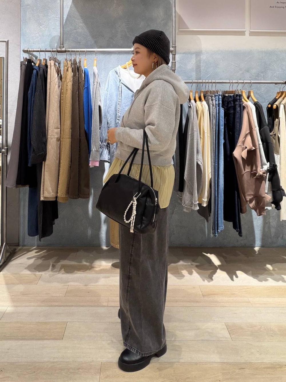 ブラック系のブーツ、グレー系のデニムパンツ、イエロー系のシャツ/ブラウスを着用したレディースの春コーディネートの2枚目の写真