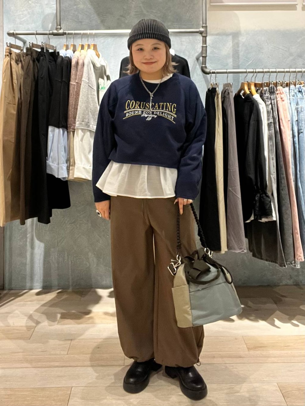 ブラック系のサンダル、ホワイト系のTシャツ/カットソー、ブラウン系のその他パンツを着用したレディースの冬コーディネートの2枚目の写真