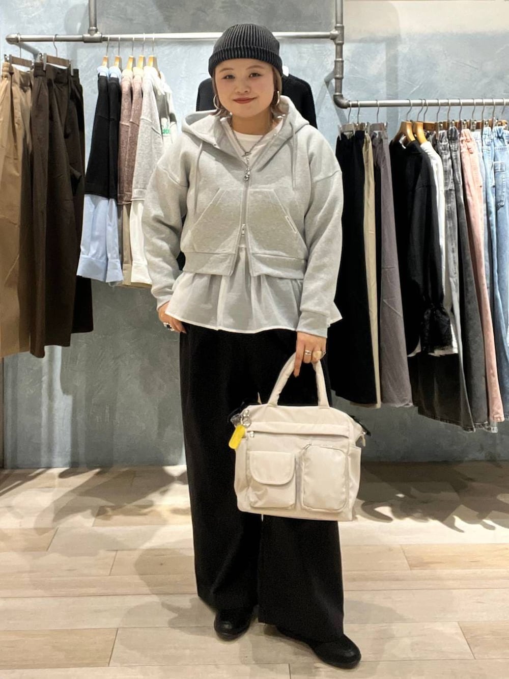 ホワイト系のTシャツ/カットソー、ホワイト系のトートバッグ、ブラック系のパンプスを着用したレディースの冬コーディネートの4枚目の写真