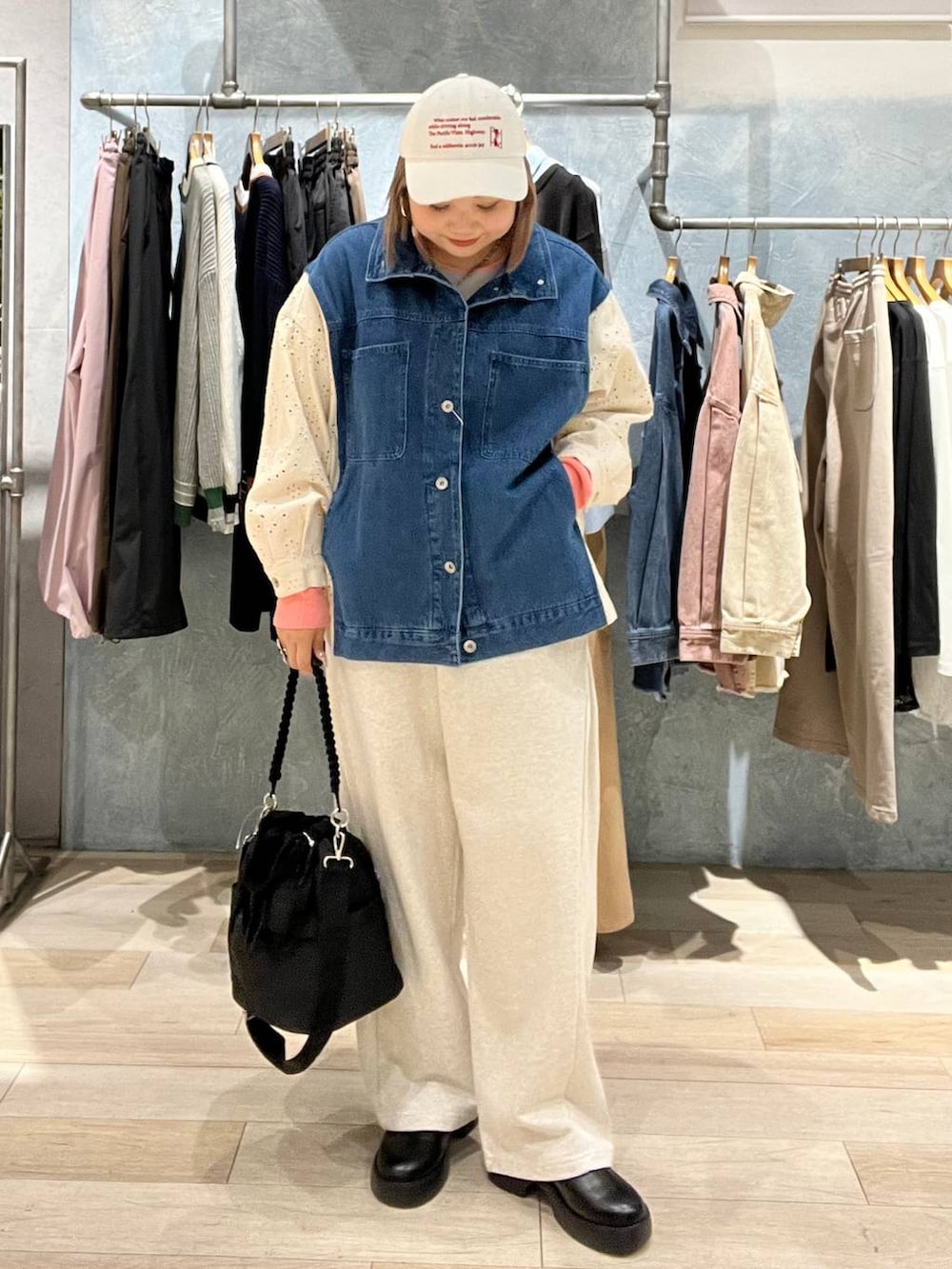 ブラック系のサンダル、ブラック系のショルダーバッグ、グレー系のスウェットパンツを着用したレディースの冬コーディネートの4枚目の写真