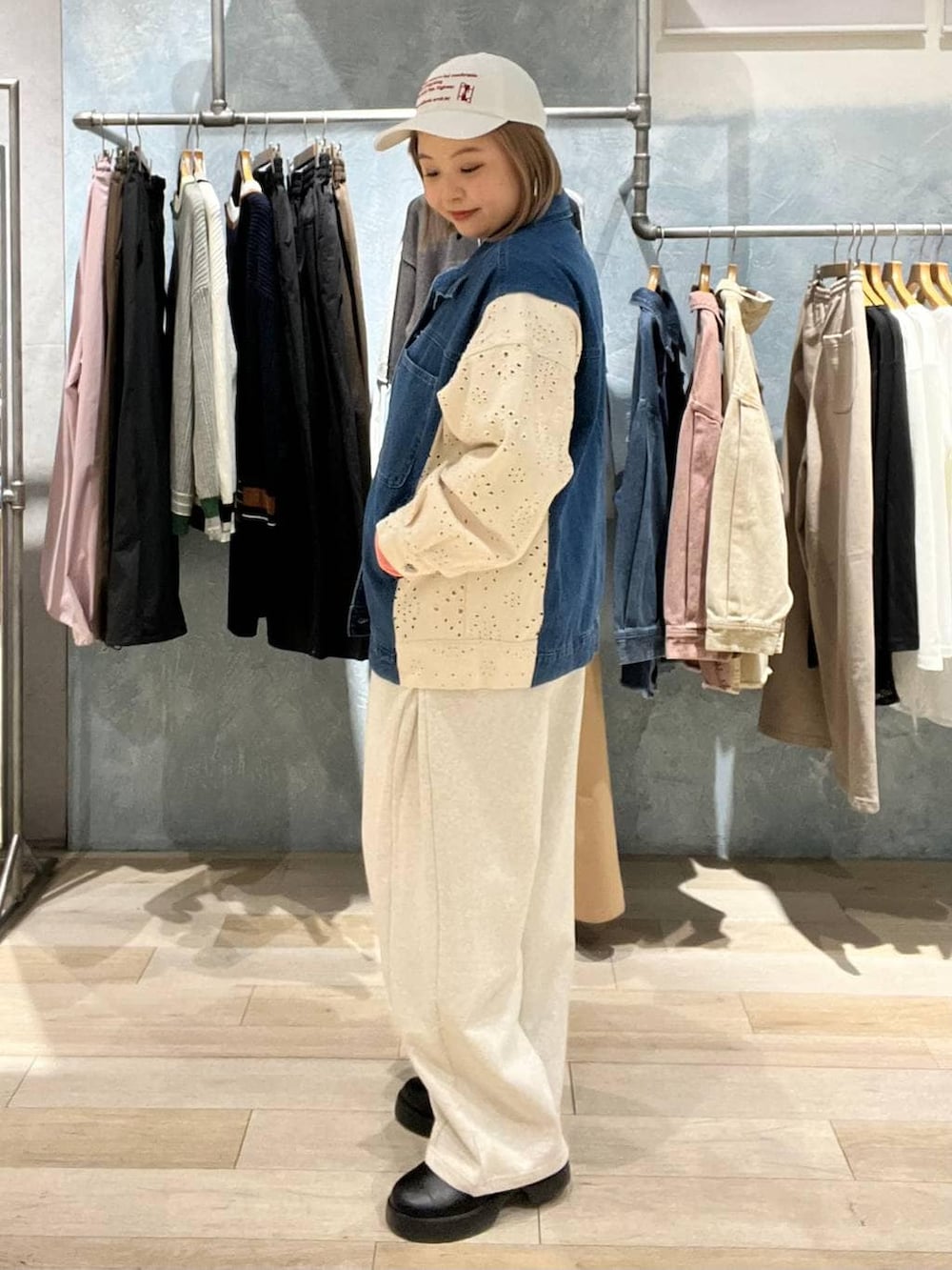 ブラック系のサンダル、ブラック系のショルダーバッグ、グレー系のスウェットパンツを着用したレディースの冬コーディネートの2枚目の写真