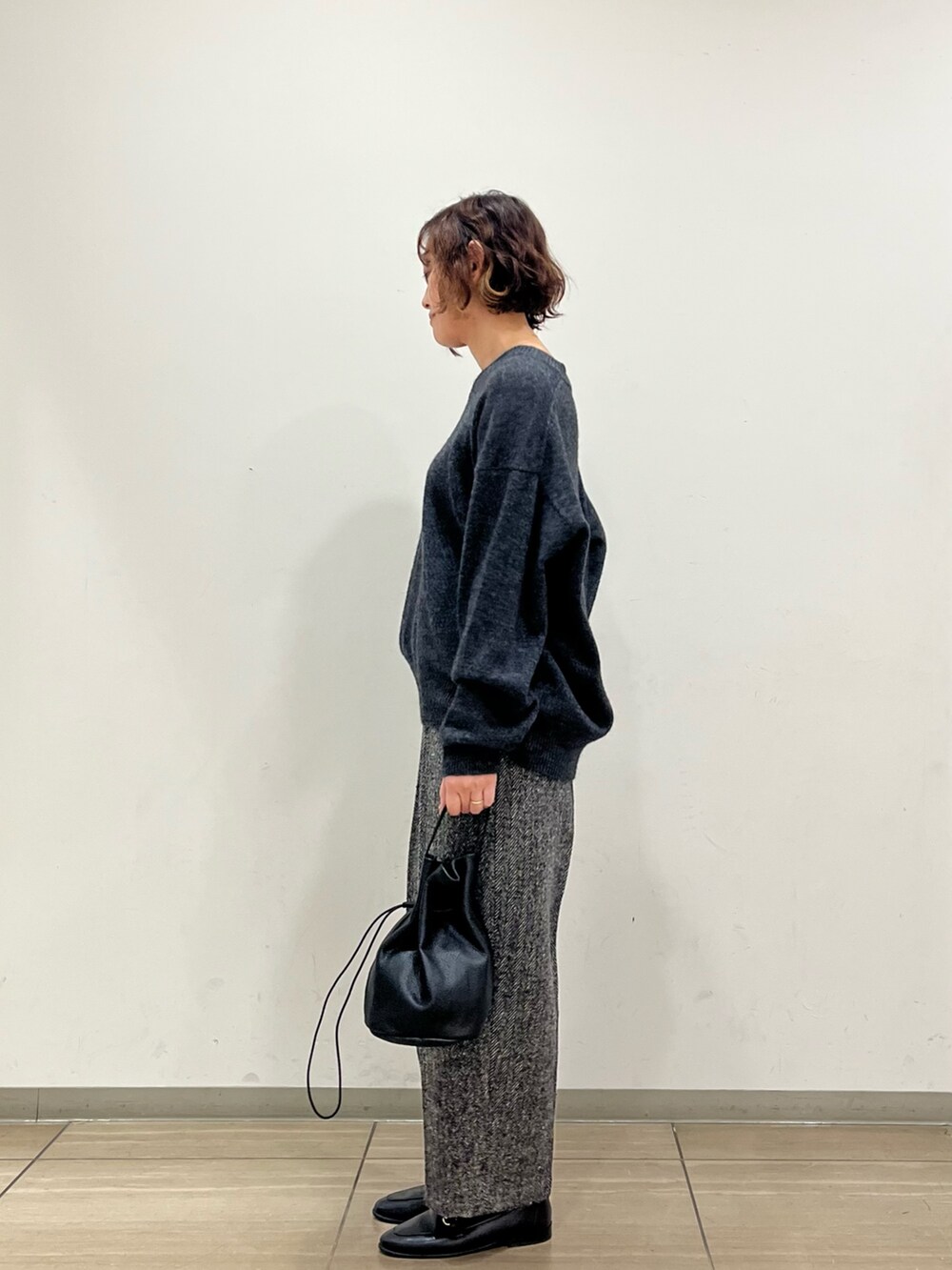 グレー系のその他パンツ、グレー系のニット/セーター、ブラック系のその他雑貨を着用したレディースの秋コーディネートの4枚目の写真