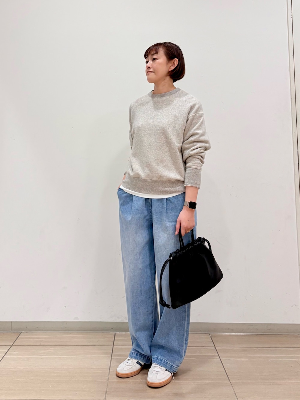 グレー系のスウェット、ブルー系のデニムパンツ、ブラック系のその他雑貨を着用したレディースの冬コーディネートの3枚目の写真