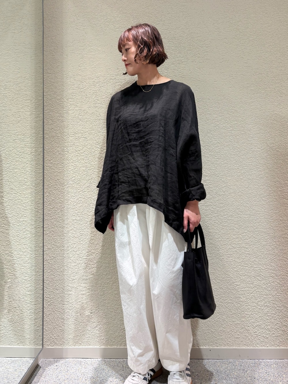 ブラック系のシャツ/ブラウス、ホワイト系のその他パンツ、ブラック系のトートバッグを着用したレディースの春コーディネートの3枚目の写真