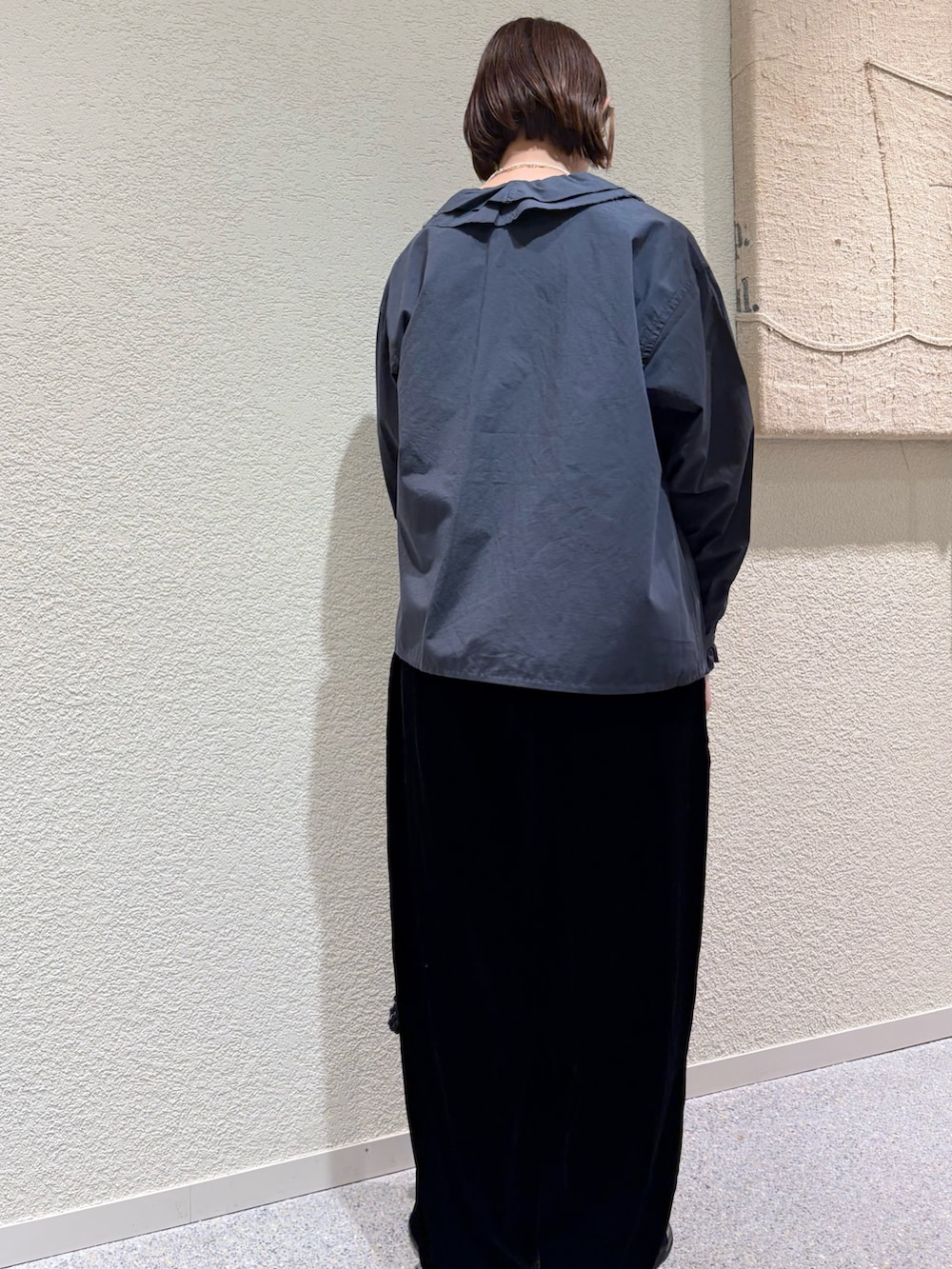 ブラック系のその他パンツ、ブラック系のショルダーバッグを着用したレディースの夏コーディネートの5枚目の写真