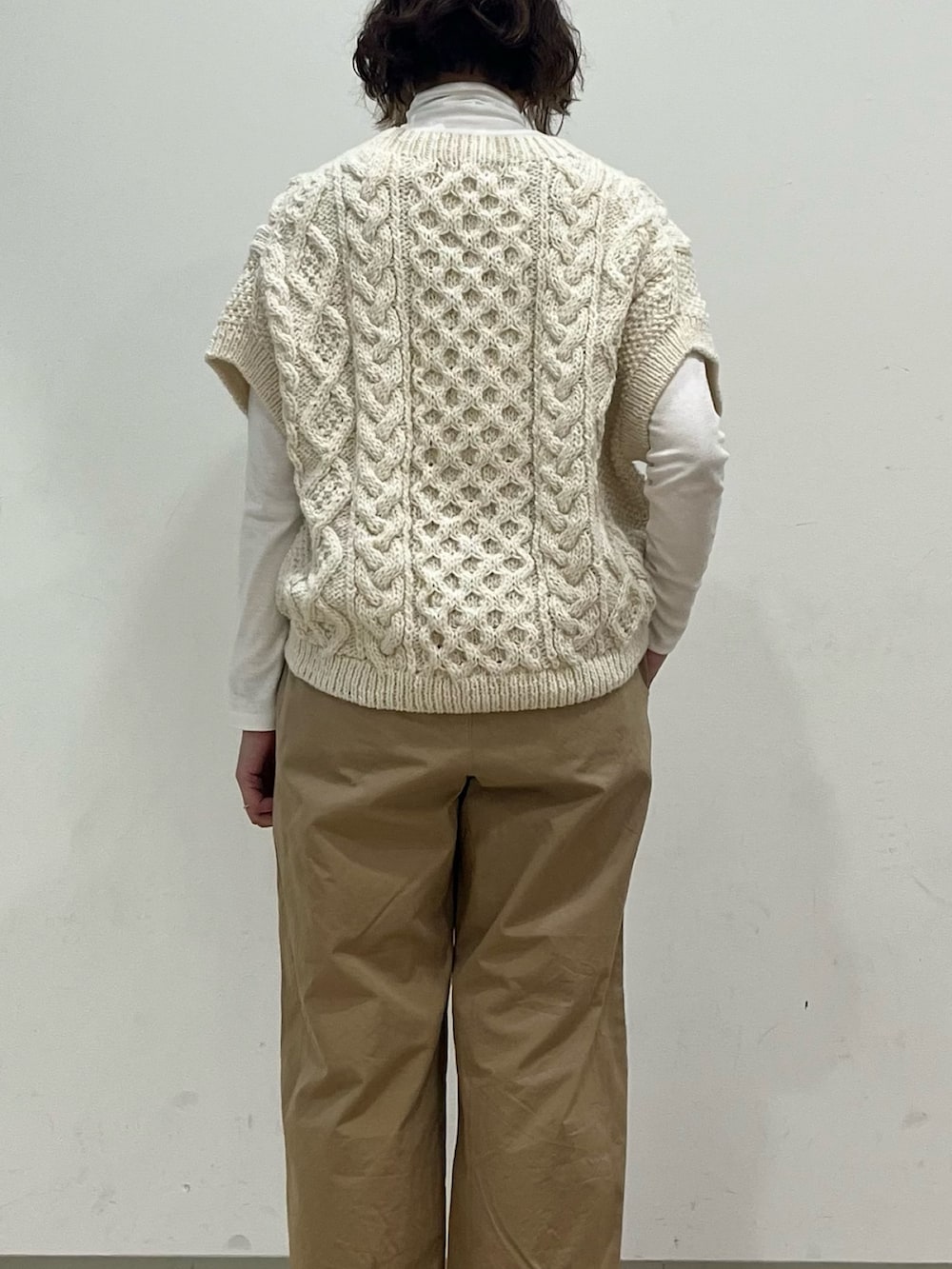 ホワイト系のニット/セーター、パープル系のその他パンツ、ホワイト系のTシャツ/カットソーを着用したレディースの秋コーディネートの5枚目の写真