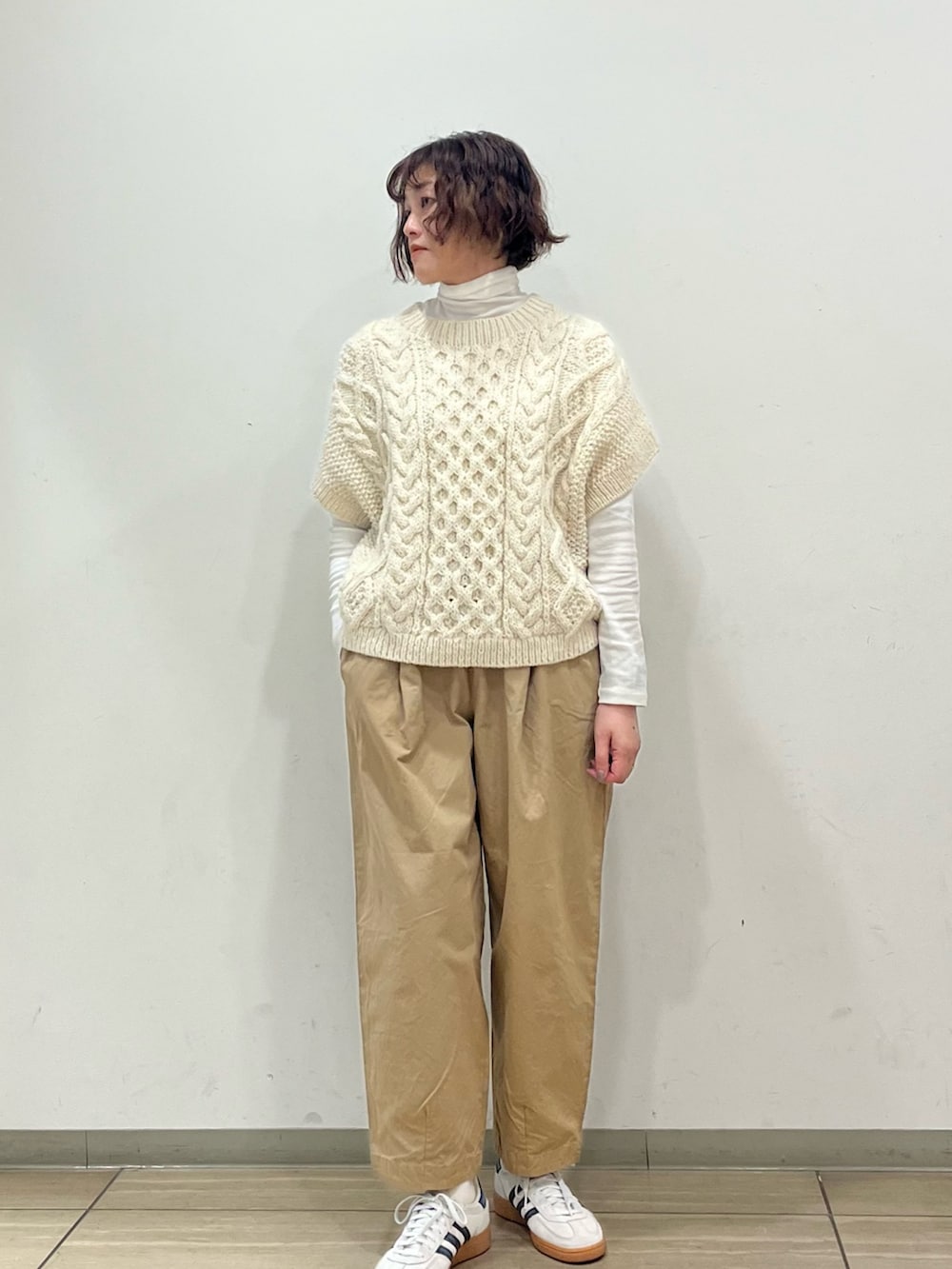 ホワイト系のニット/セーター、パープル系のその他パンツ、ホワイト系のTシャツ/カットソーを着用したレディースの秋コーディネートの3枚目の写真