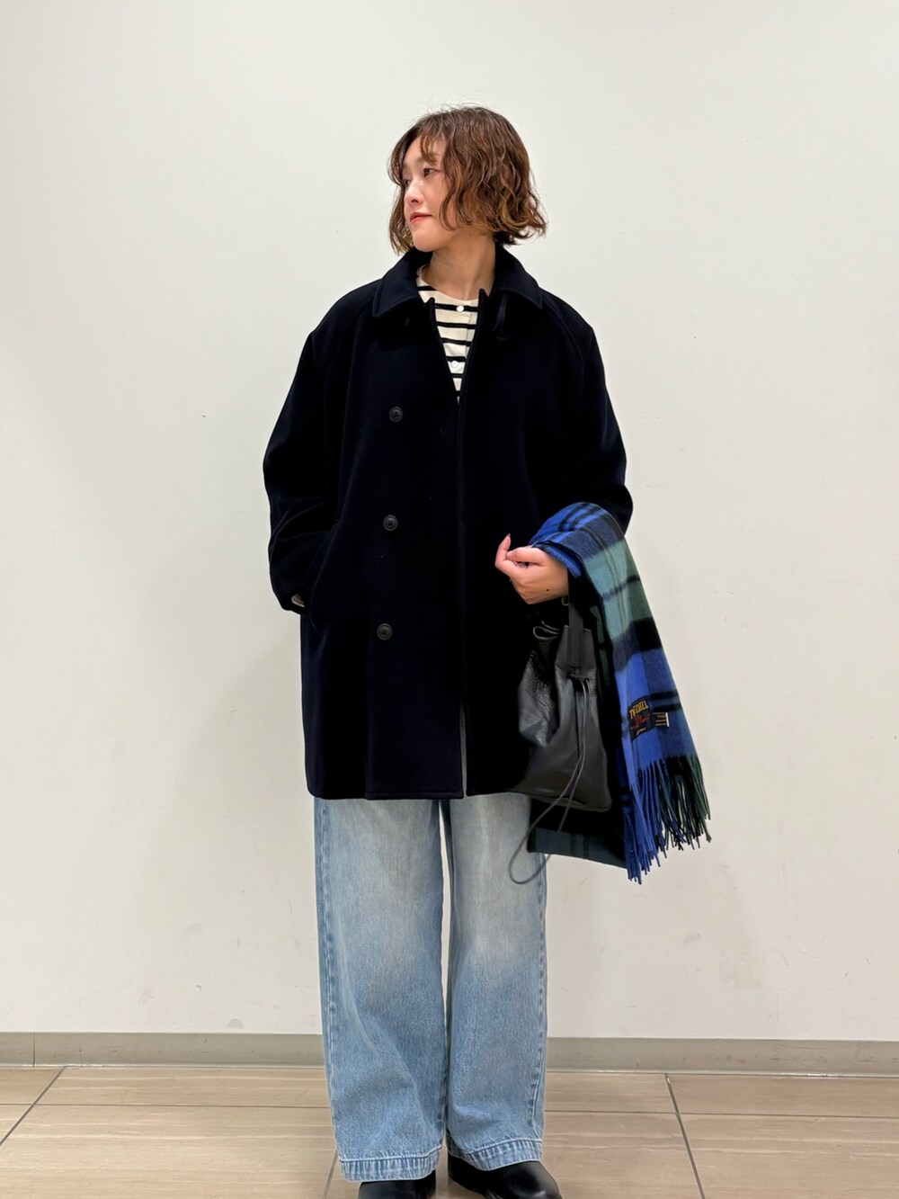 ブルー系のピーコート、その他のカーディガン/ボレロ、ブルー系のデニムパンツを着用したレディースの秋コーディネートの3枚目の写真