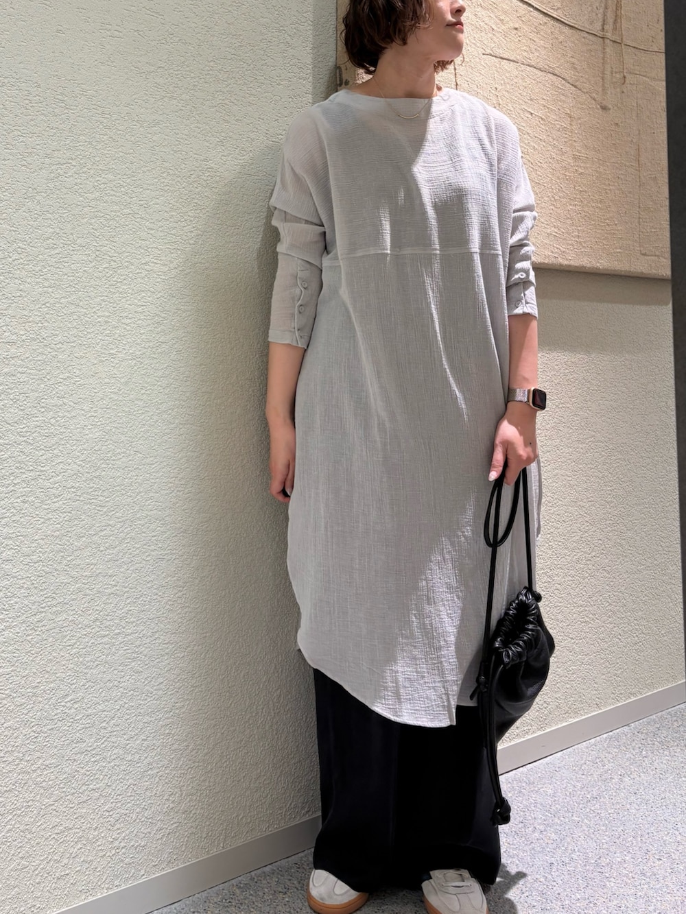 ブラック系のその他パンツ、ブラック系のショルダーバッグを着用したレディースの春コーディネートの3枚目の写真