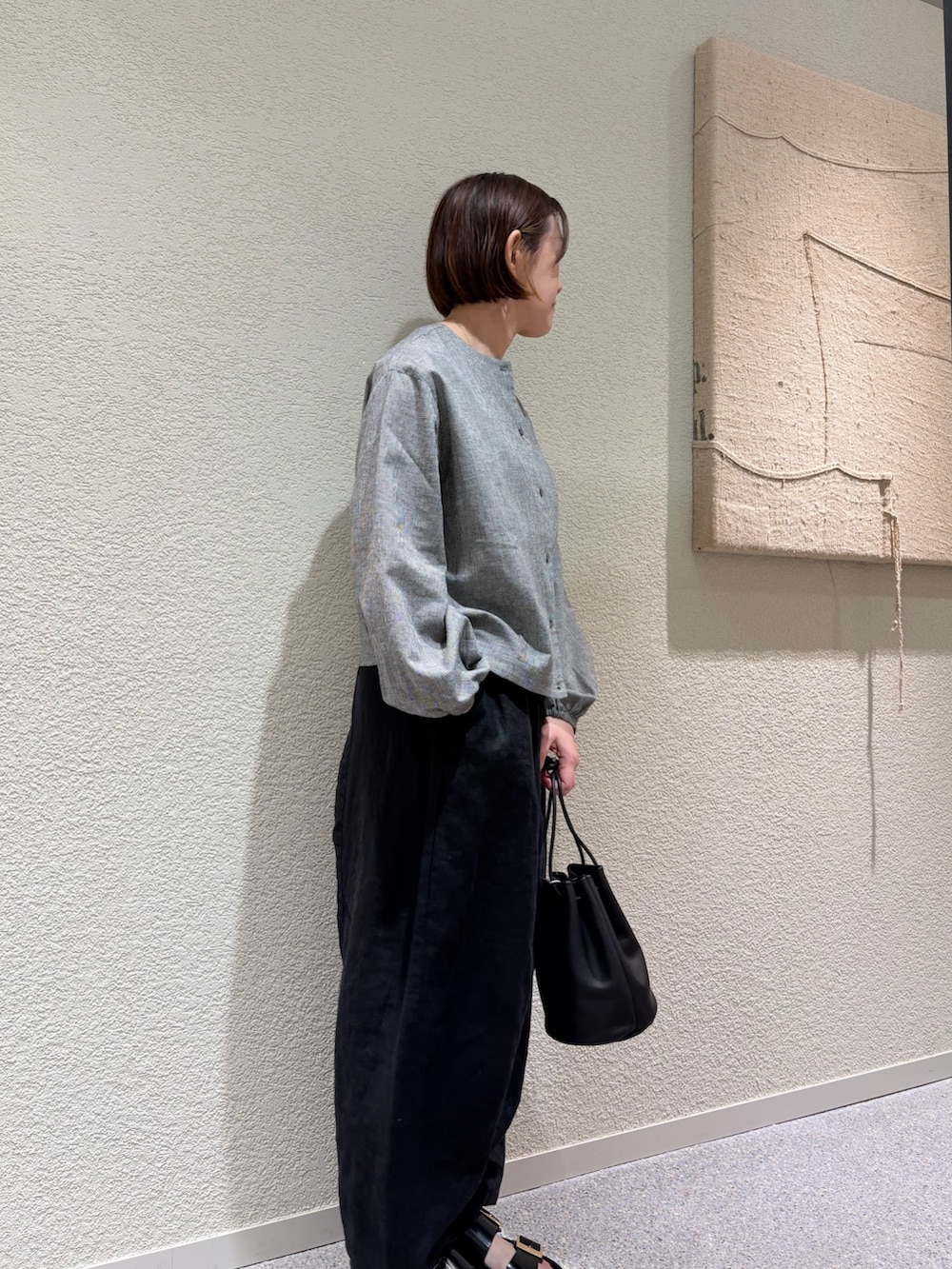 ホワイト系のカーディガン/ボレロ、ブラック系のその他パンツ、ブラック系のその他雑貨を着用したレディースの夏コーディネートの4枚目の写真