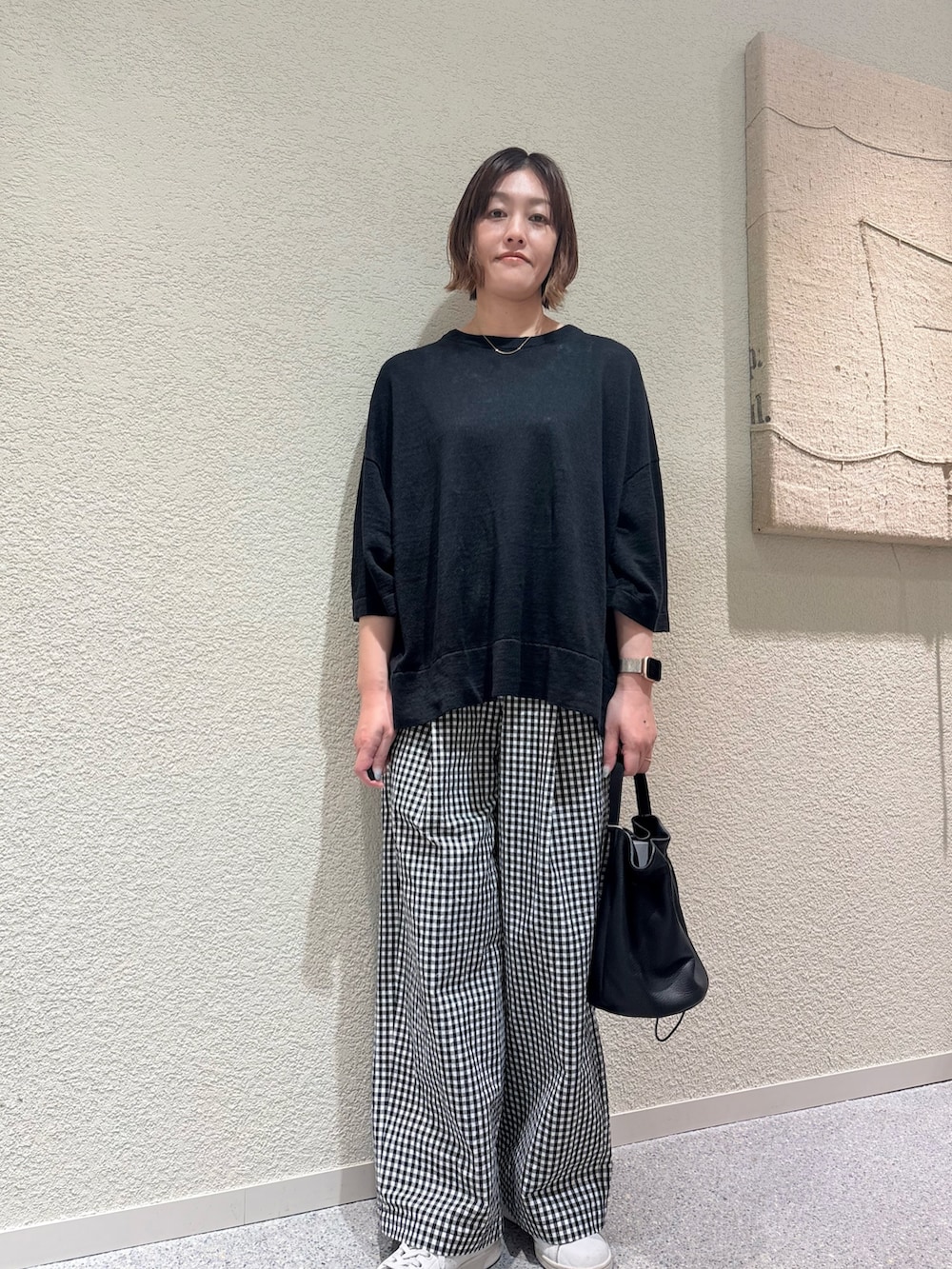 ブラック系のニット/セーター、その他のその他パンツ、ブラック系のその他雑貨を着用したレディースの夏コーディネートの2枚目の写真