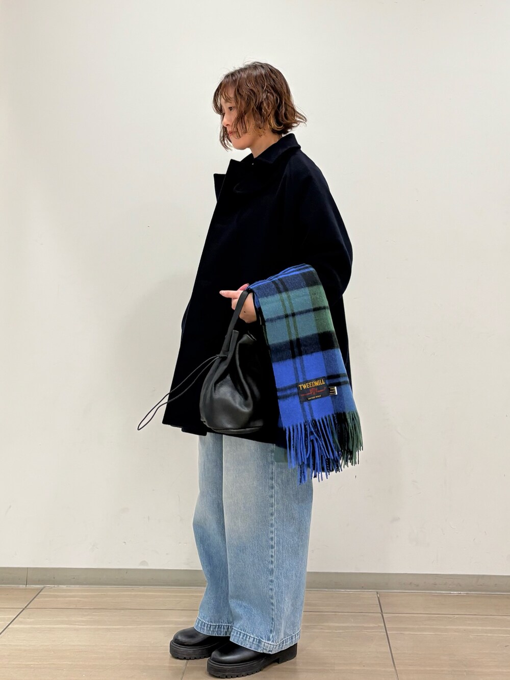 ブルー系のピーコート、その他のカーディガン/ボレロ、ブルー系のデニムパンツを着用したレディースの秋コーディネートの6枚目の写真