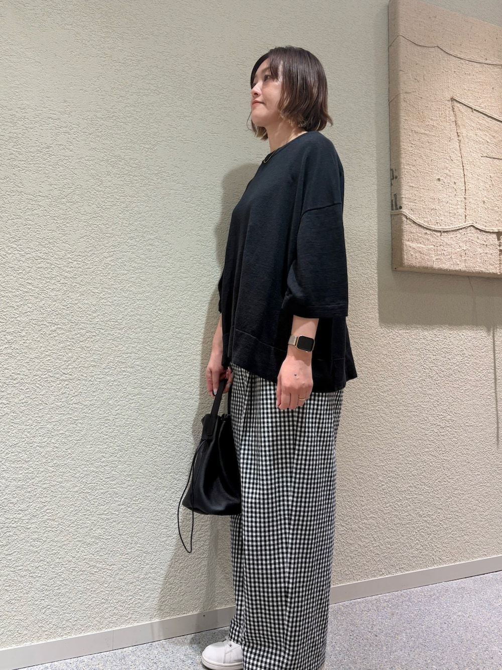 ブラック系のニット/セーター、その他のその他パンツ、ブラック系のその他雑貨を着用したレディースの夏コーディネートの4枚目の写真