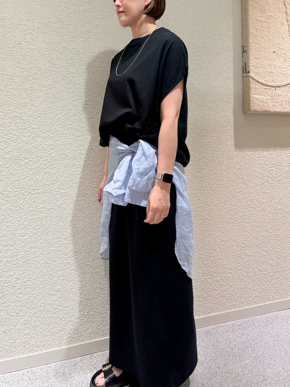 ブルー系のシャツ/ブラウス、ブラック系のスカート、ブラック系のTシャツ/カットソーを着用したレディースの夏コーディネートの5枚目の写真