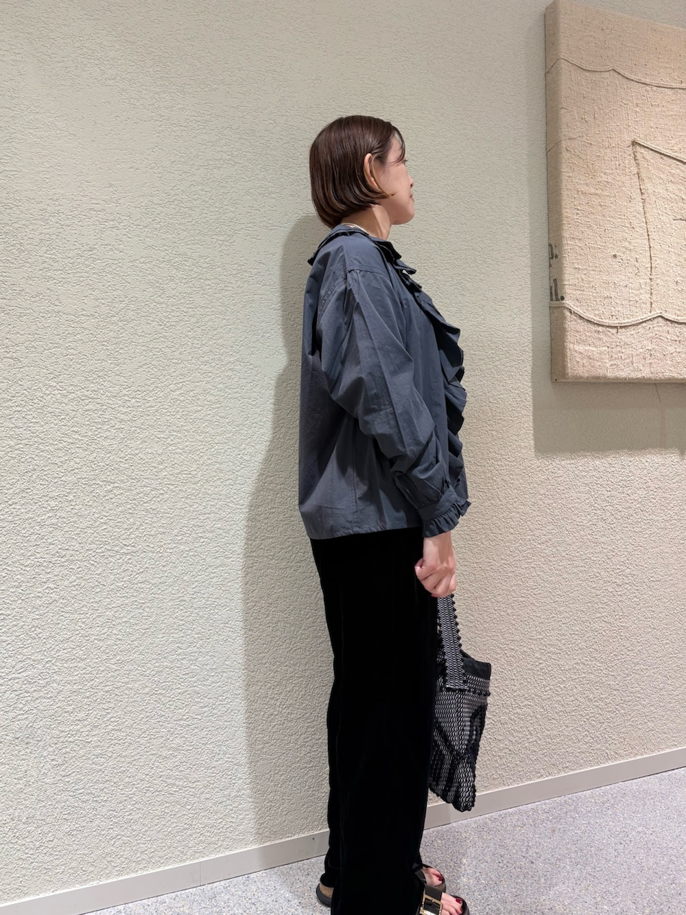 ブラック系のその他パンツ、ブラック系のショルダーバッグを着用したレディースの夏コーディネートの4枚目の写真