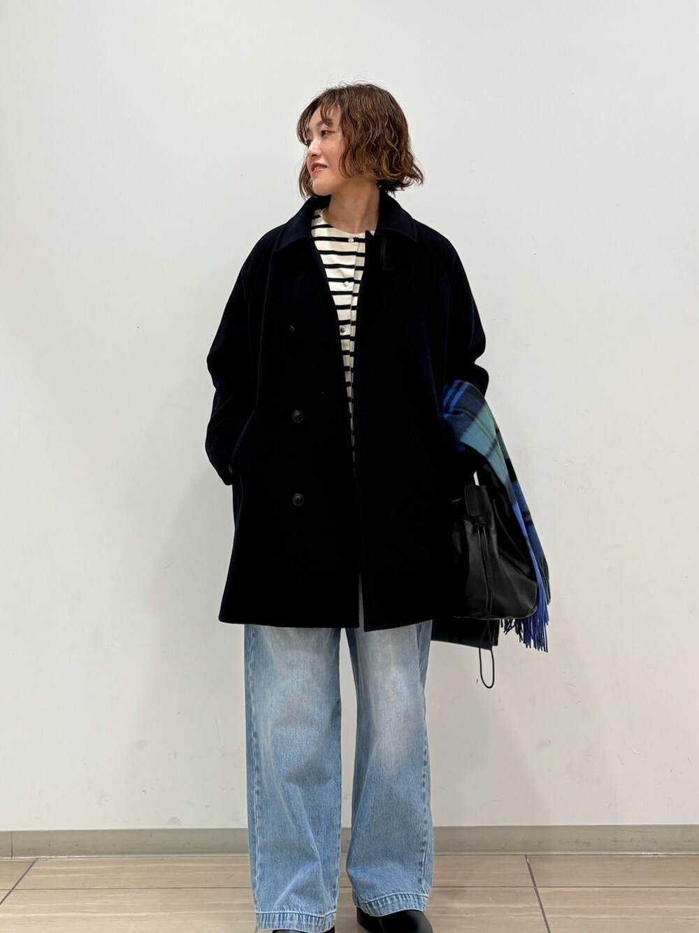 ブルー系のピーコート、その他のカーディガン/ボレロ、ブルー系のデニムパンツを着用したレディースの秋コーディネートの2枚目の写真