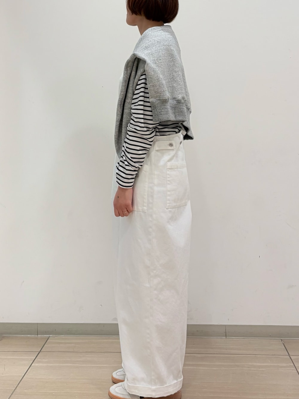 グレー系のスウェット、ホワイト系のサロペット/オーバーオール、ブラック系のTシャツ/カットソーを着用したレディースの冬コーディネートの4枚目の写真