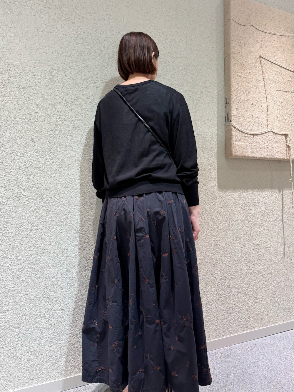 ブラック系のカーディガン/ボレロ、ブラック系のスカート、ブラック系のショルダーバッグを着用したレディースの夏コーディネートの4枚目の写真