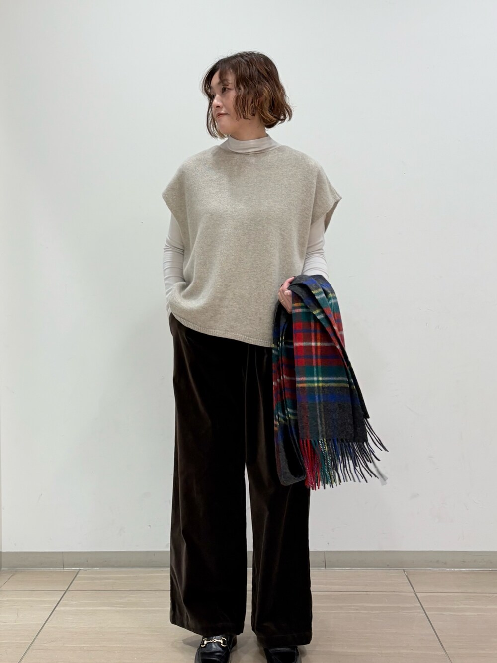 ベージュ系のニット/セーター、グレー系のTシャツ/カットソー、ブラウン系のその他パンツを着用したレディースの冬コーディネートの2枚目の写真