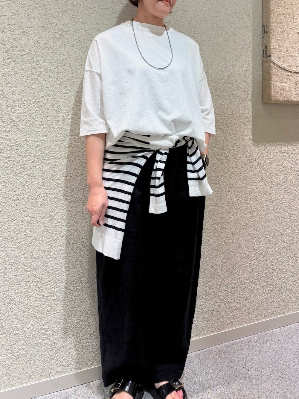 ホワイト系のTシャツ/カットソー、ホワイト系のニット/セーター、ブラック系のその他パンツを着用したレディースの夏コーディネートの3枚目の写真
