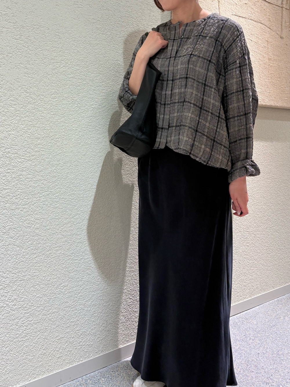 ブラック系のシャツ/ブラウス、ブラック系のトートバッグ、ブラック系のスカートを着用したレディースの春コーディネートの3枚目の写真